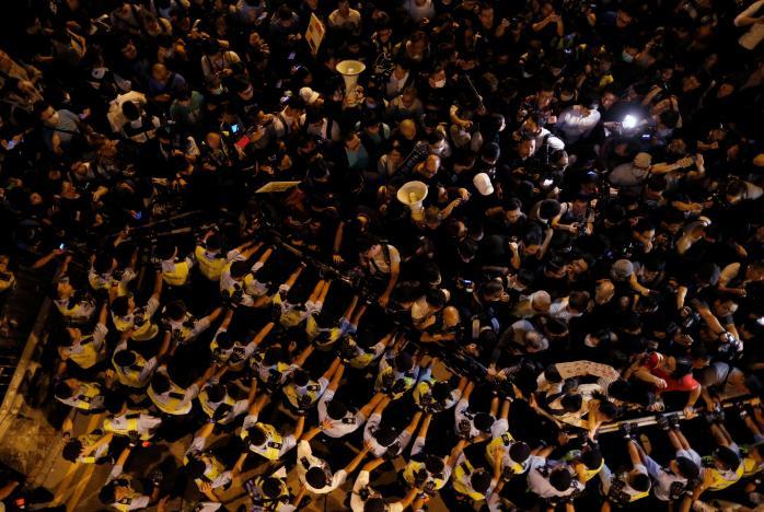 В Гонконге новые протесты против политики Пекина: активисты подрались с полицией (ФОТО, ВИДЕО)