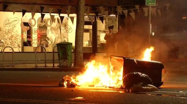 «Не наш президент»: в Окленді почалися масові протести з підпалами (ФОТО, ВІДЕО)