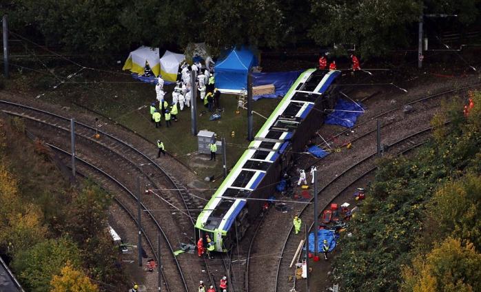 Жертвами перевернувшегося трамвая в Лондоне стали пять пассажиров, 50 ранены (ВИДЕО)