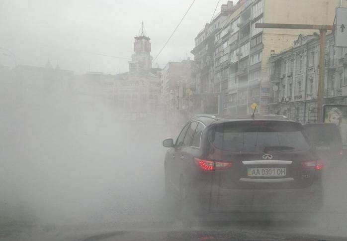 На Бессарабке в Киеве дорога залита кипятком, автомобили тянутся в пару (ФОТО)