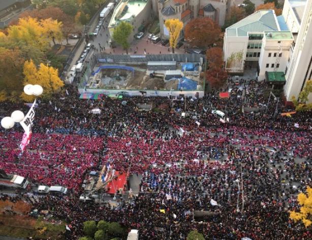 В Сеуле десятки тысяч человек требуют отставки президента (ФОТО, ВИДЕО)