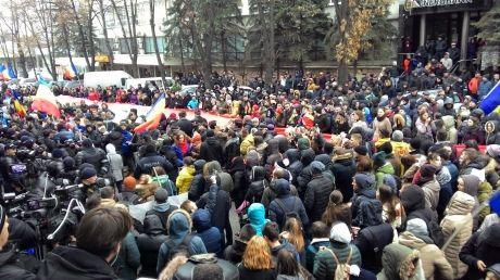 В Молдове проходят массовые протесты против новоизбранного президента (ФОТО)