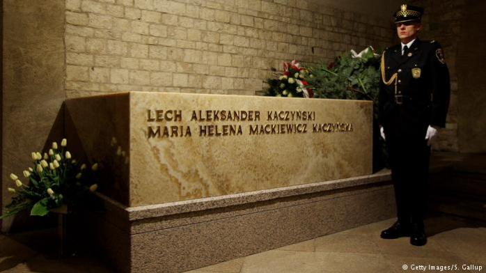 В Польше началась эксгумация тел Качиньского и его супруги