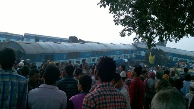 В Индии перевернулся поезд, погиб 91 человек (ФОТО)