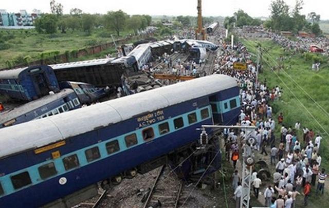 Жертвами залізничної катастрофи в Індії стали понад 100 осіб, сотні поранених (ВІДЕО)