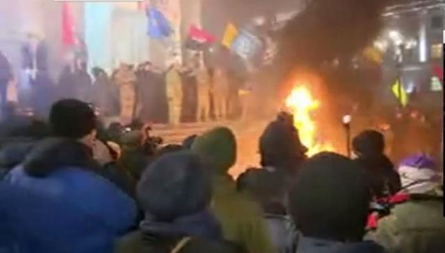 Группа лиц прорвалась через кордон Нацгвардии на Майдан в обход металлоискателей (ФОТО)