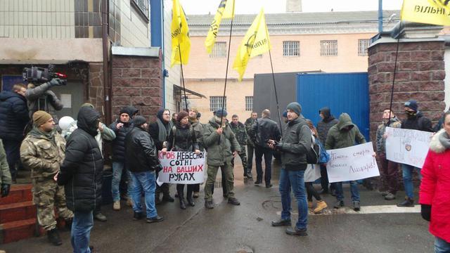 Активісти розблокували Лук’янівське СІЗО після перенесення допиту Януковича