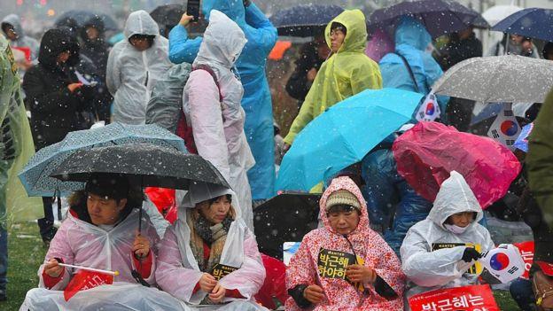Более миллиона жителей Сеула планируют выйти на антипрезидентский митинг (ФОТО)