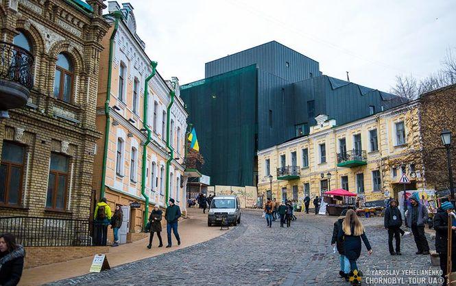 «Контейнер в историческом центре»: киевлян возмутило обновленное здание театра на Андреевском спуске (ФОТО)