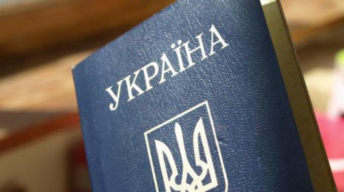 Чиновники Міграційної служби підробляли закордонні паспорти для жителів Донбасу і РФ