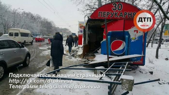 У Києві вантажівка знесла зупинку, поранивши 10 осіб (ФОТО)