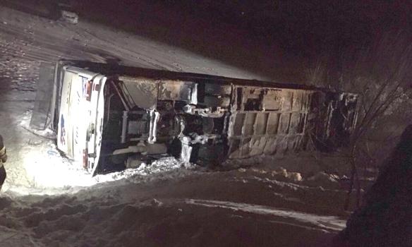Автобус із дітьми перекинувся на Дніпропетровщині: одна людина загинула, 21 поранено