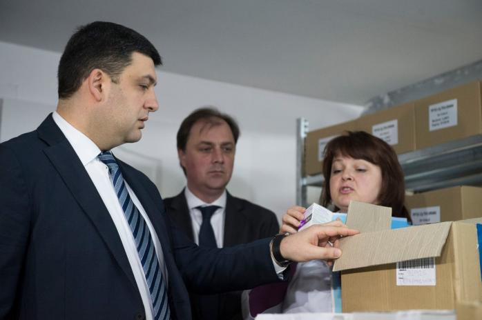 Прем’єр відзвітував про постачання в Україну ліків проти туберкульозу та онкології