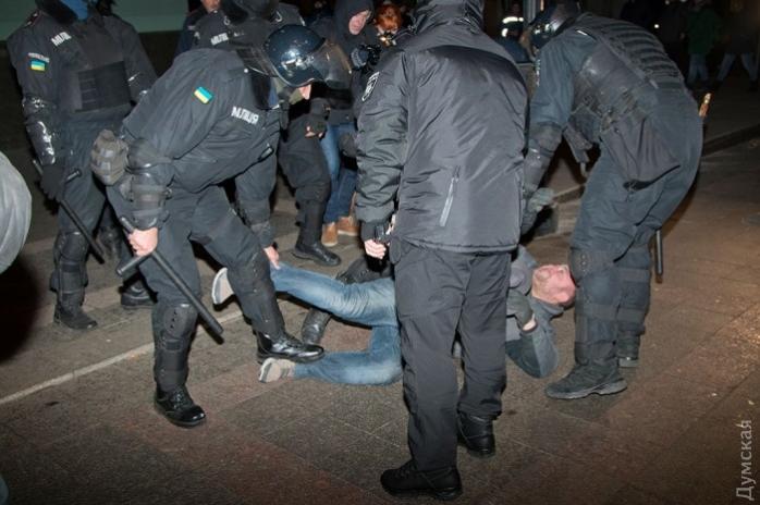 Во время драки футбольных фанатов в Одессе задержали двоих человек (ВИДЕО)