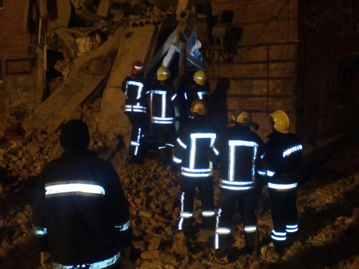 В Чернигове в результате взрыва обрушилась часть жилого дома, есть пострадавшие (ФОТО)