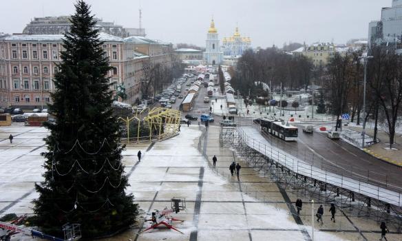 На Михайловской площади в Киеве начали установку колеса обозрения (ФОТО)