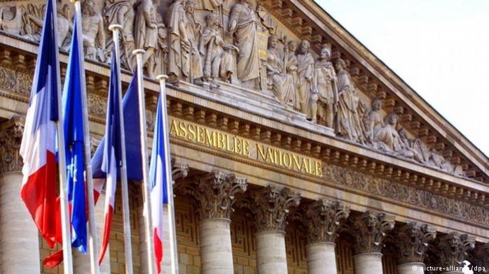 Национальное собрание Франции поддержало продление чрезвычайного положения