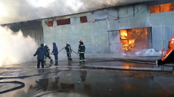 Возле Киева произошел масштабный пожар на складах с бытовой химией и одеждой (ФОТО, ВИДЕО)