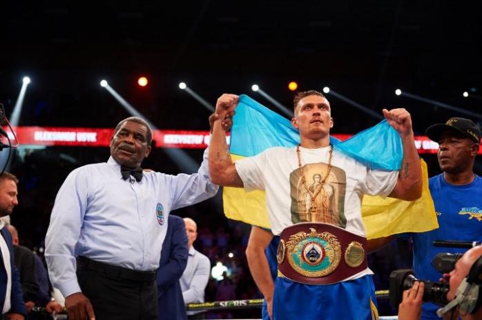 Украинец Усик нокаутировал соперника и защитил титул чемпиона мира (ВИДЕО)