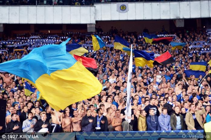 Федерацию футбола Украины оштрафовали за поведение фанатов