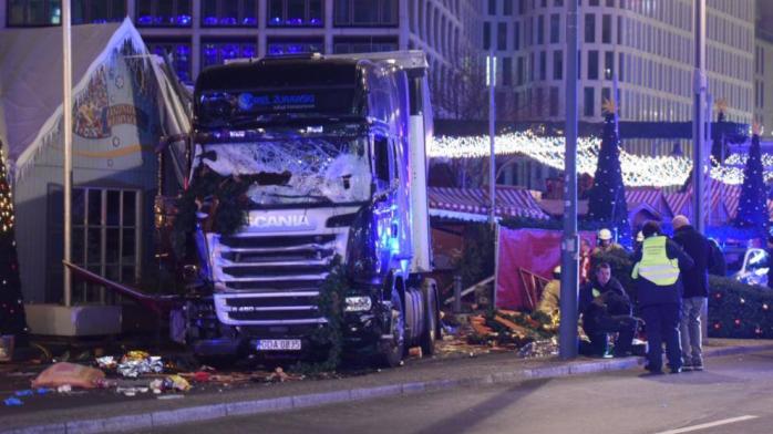 Вантажівка в Берліні задавила 9 людей на різдвяному ярмарку, основна версія поліції — теракт