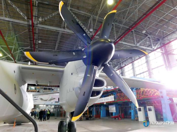 «Антонов» продемонстрировал новый транспортный самолет Ан-132 (ФОТО)