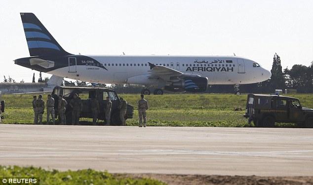 Захоплення літака з Лівії: на борту перебувають 118 людей (ФОТО, ВІДЕО)