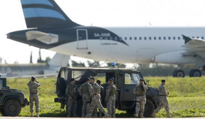 СМИ: Угонщики ливийского самолета отпустили заложников на Мальте