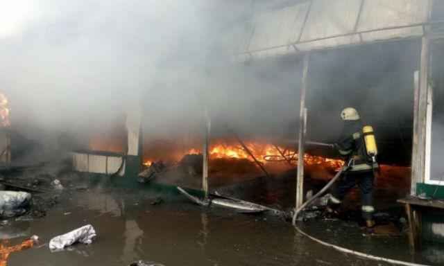 Директора киевского рынка, где произошел пожар, вызвали на допрос