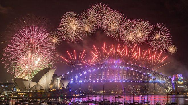 В Сиднее 2017 год встретили масштабным шоу фейерверков (ФОТО)