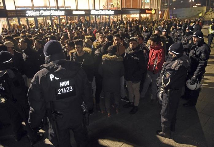 В Кельне полиция задержала десятки мигрантов