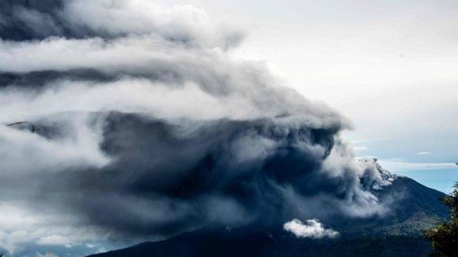 В Коста-Рике метеорит пролетел над извергающимся вулканом (ВИДЕО)