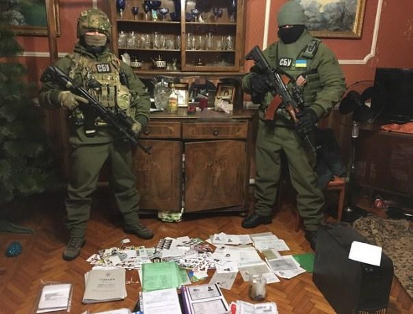 На Донбасі затримали жінку, яка виготовляла підроблені документи для бойовиків ДНР (ФОТО)