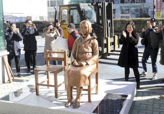 Японія відкликала посла з Південної Кореї через скульптуру секс-рабині