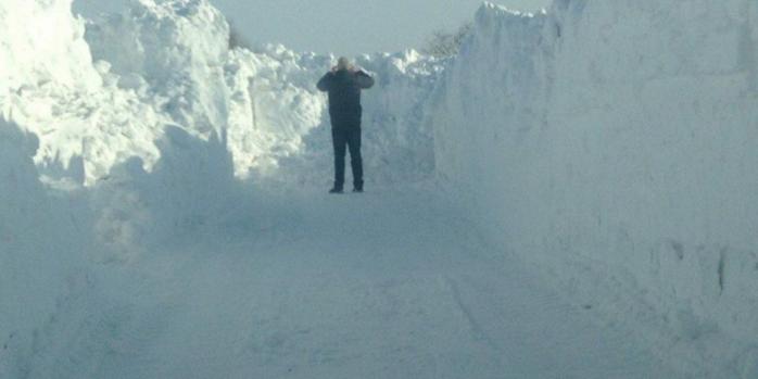 На Миколаївщині снігові кучугури сягають трьох метрів (ФОТО)