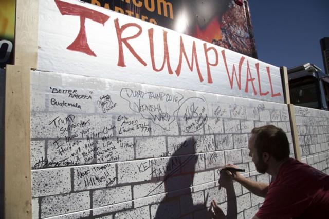 Трамп заявил, что стену на границе с Мексикой построят за ее счет