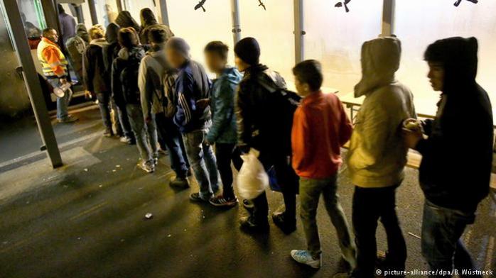 ЮНИСЕФ: Вдвое выросло число подростков среди беженцев в Европу