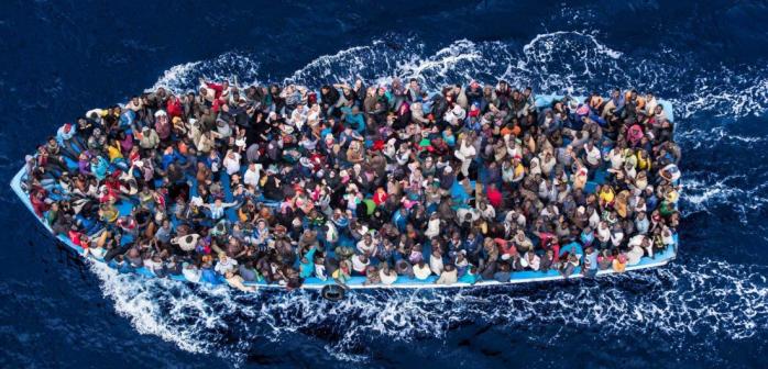 В Средиземном море затонуло судно с мигрантами, погибли около 100 человек