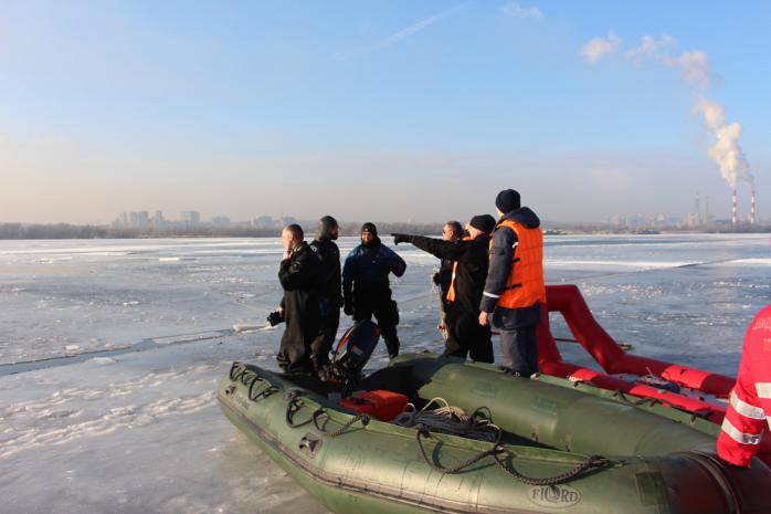 В Киеве на Днепре сегодня спасли более 50 рыбаков (ФОТО)