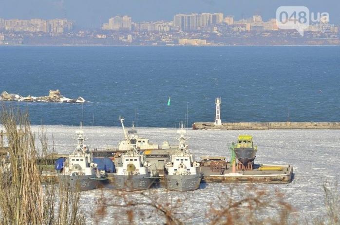 В Одессе лед сковал Военно-морской флот (ФОТО)