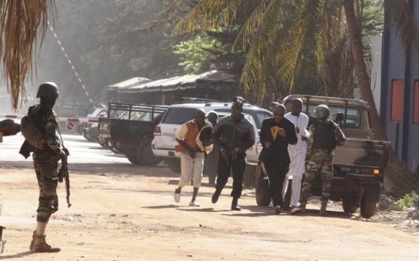 Десятки людей погибли во время теракта в военном лагере в Мали