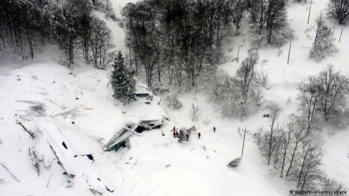 Спасатели сомневаются, что кто-то мог выжить в заваленном лавиной отеле в Италии