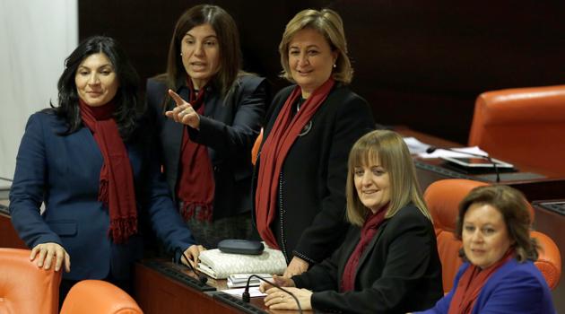 В турецком парламенте подрались женщины-депутаты, троих госпитализировали (ВИДЕО)