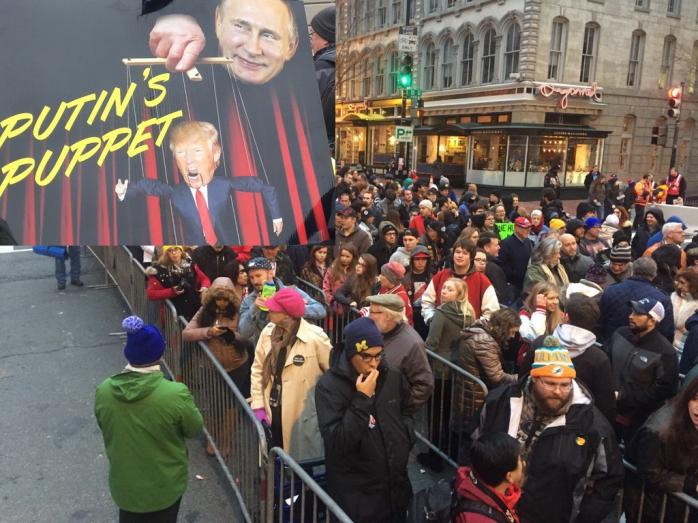 Инаугурация Трампа: активисты со слоганами «Сделать Россию снова великой» блокируют вход на церемонию (ФОТО)