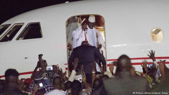 Экс-президент Гамбии отказался от власти и покинул страну