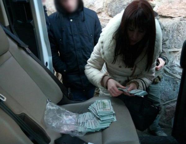 Помощницу киевского судьи поймали на получении свыше 600 тыс. грн взятки