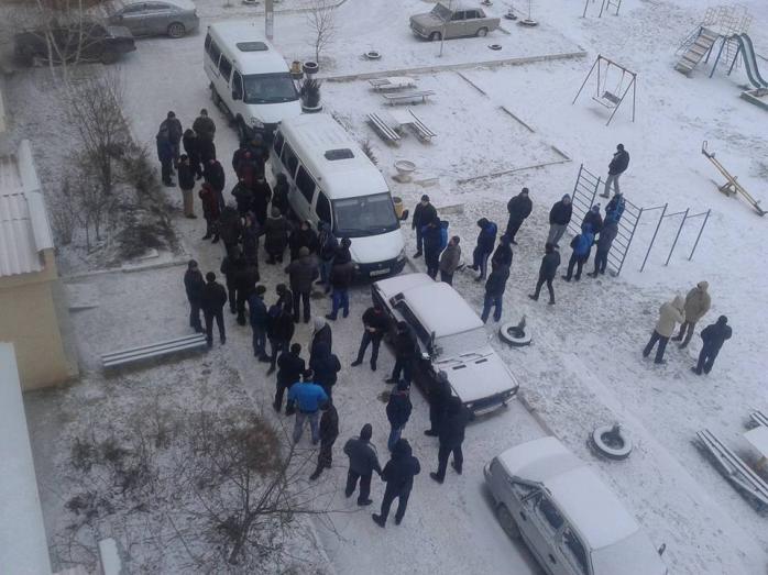 ФСБ ворвалась с обыском в дом крымских татар в Бахчисарае (ФОТО)