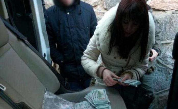 В Киеве схваченную на взятке в 600 тыс. грн помощницу судьи отпустили под домашний арест