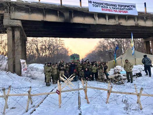 Торгова блокада Донбасу: невідомі порізали рейки біля Попасної (ФОТО)