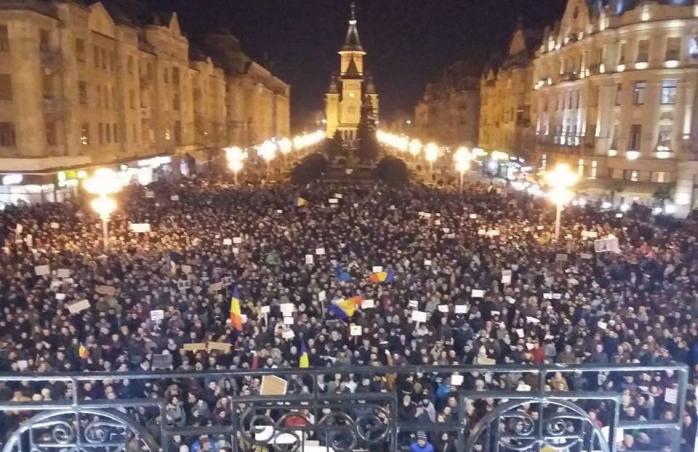 Протесты в Румынии: к зданию правительства пришли 80 тыс. человек (ФОТО)